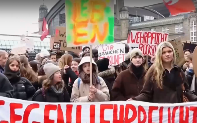 Хиляди ученици на протест срещу военната служба в Германия