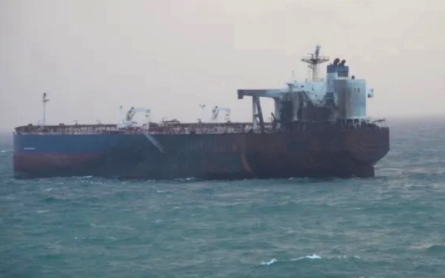 Заради лошото време: Най-рано утре започват евакуацията на заседналия край Ахтопол танкер