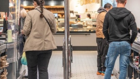 Големите вериги: 100 лева за пакетче дъвки може да доведе до връщане на ресто само в лева