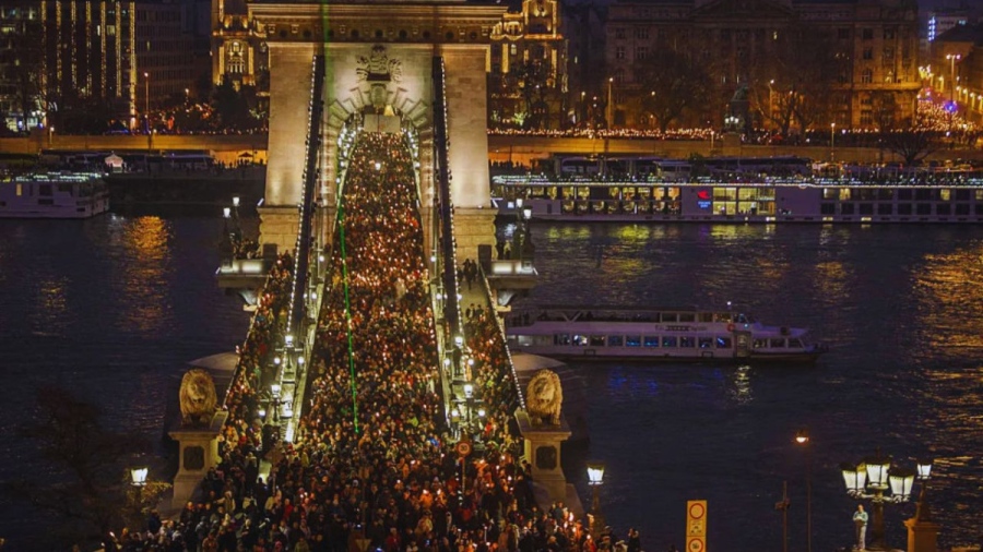 Масов протест в Унгария засилва натиска върху Орбан в разгара на скандал с насилие над деца