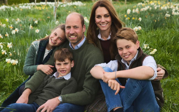 Кейт Мидълтън и принц Уилям показаха новата си коледна картичка