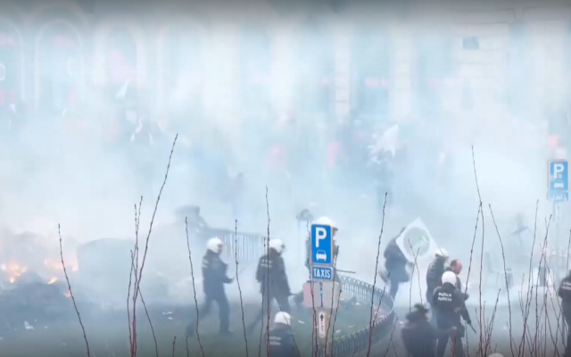 Сблъсъци между полицията и протестиращи фермери в Брюксел