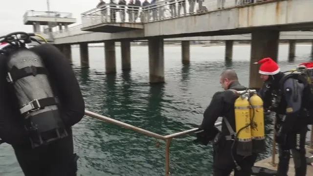 Бъдни вечер край морето в Бургас: Водолази от цялата страна търсят подаръци на морското дъно