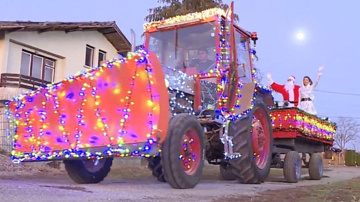 Коледният трактор в Сандрово разнася подаръци по домовете днес