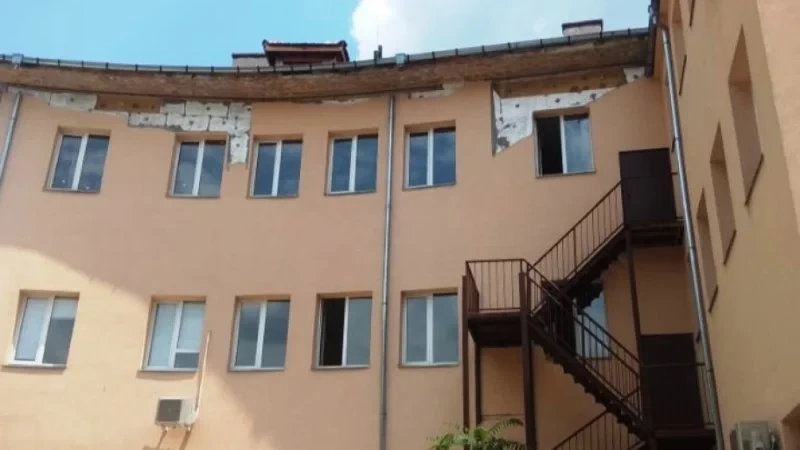 Заради силния вятър: Изолация се срути върху гаражи и пътека до жилищен блок в Асеновград