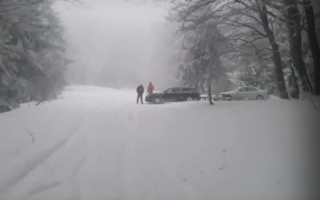 Безразсъдни дрифтове и офроуд превръщат планински пътища в скъп капан за автомобили