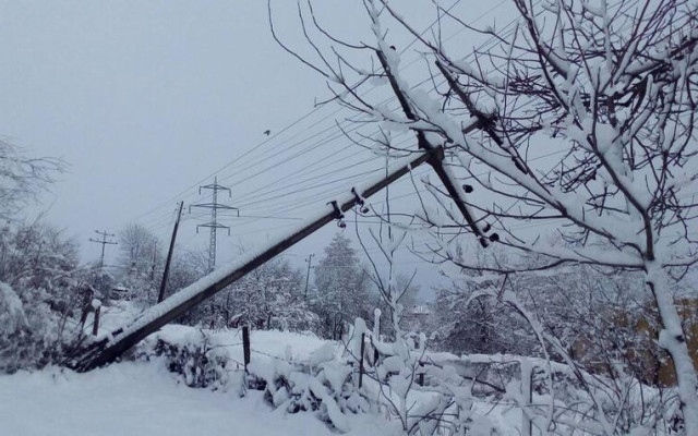 Стотици абонати в Мездра и Враца са без ток заради ураганния вятър