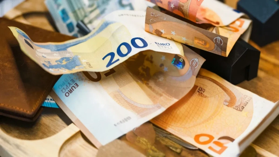 Заплатите вече са в евро без подписване на анекси към трудовите договори
