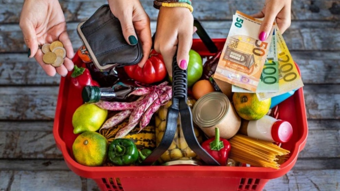 КЗК отчита задържане на цените и повече промоции при основните храни