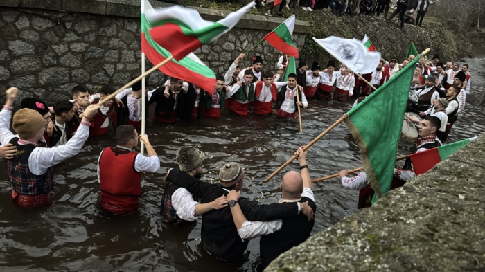 Стотици смелчаци „спасяват” кръста в цялата страна СНИМКИ