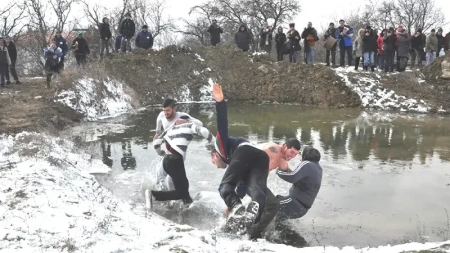 В село Кошарица спазват обичая „къпане на зетьове” на Ивановден