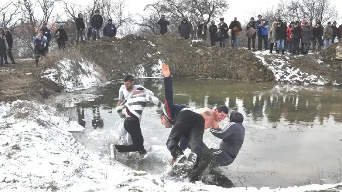 В село Кошарица спазват обичая „къпане на зетьове” на Ивановден