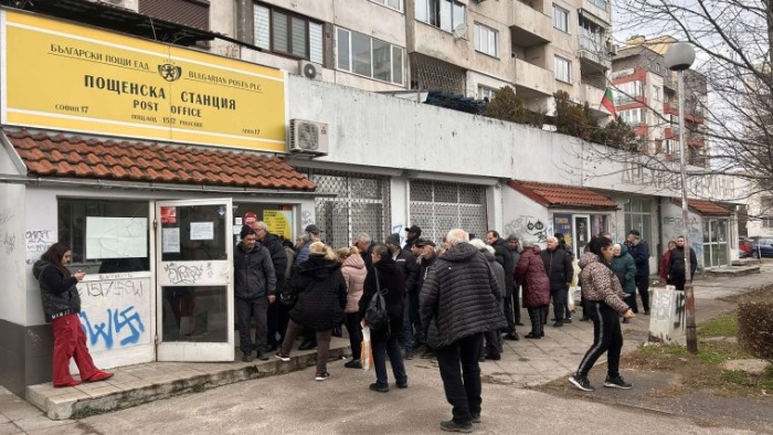 Пенсионери чакат еврото с празни портмонета на опашки пред пощите и банкомати