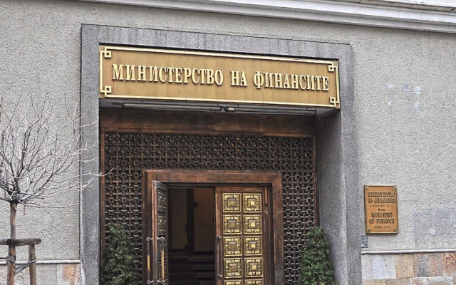 МФ: Няма да се удължава периодът на двойно обращение на левове и евро