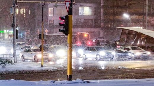 София осъмна в сняг: Трафикът е затруднен, градският транспорт спира и закъснява