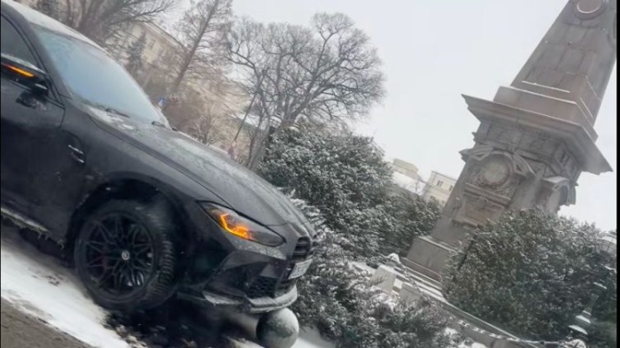 Лек автомобил BMW се заби в паметника на Левски