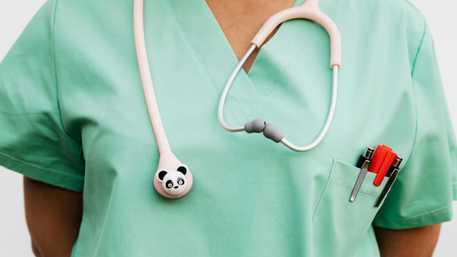 На Бабинден: Какви са заплатите на акушерките и медицинските сестри?