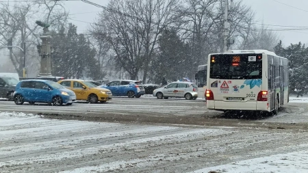 Нормална е пътната обстановка в София, градският транспорт изпълнява маршрутите си