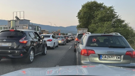 Опашка от камиони на „Кулата“ заради протеста на гръцките фермери