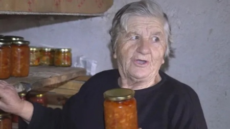 Баба Бориска за първата пенсия в евро: Вземах хубавите пари, гледайте колко са хубави само – зелени, червени