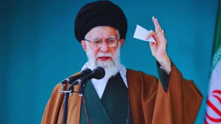 Хаменей обвини протестиращите в Иран, че действат 'в угода на американския президент'