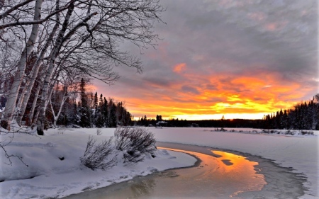 Облачно, с валежи от дъжд и сняг, застудява още