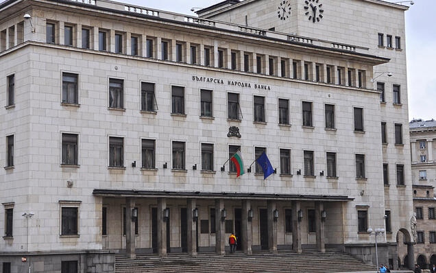 БНБ и част от търговските банки ще работят извънредно днес