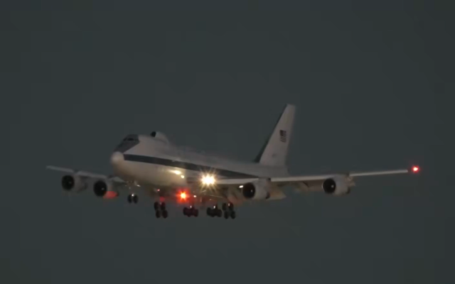 Паника в Ел Ей:  "Самолетът на Страшния съд" е забелязан  в небето ВИДЕО
