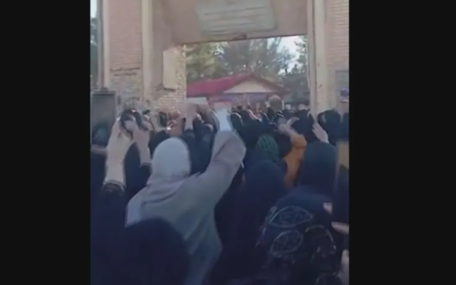 Бунтът в Иран: 60  убити, хиляди арестувани и скандирания „смърт на диктатора“