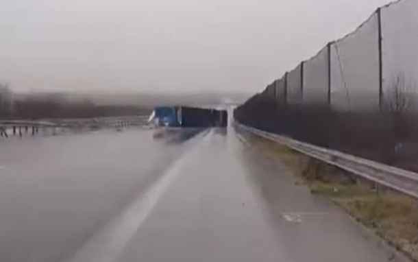 България Обърнал се тир блокира движението на АМ „Марица“ в посока Пловдив