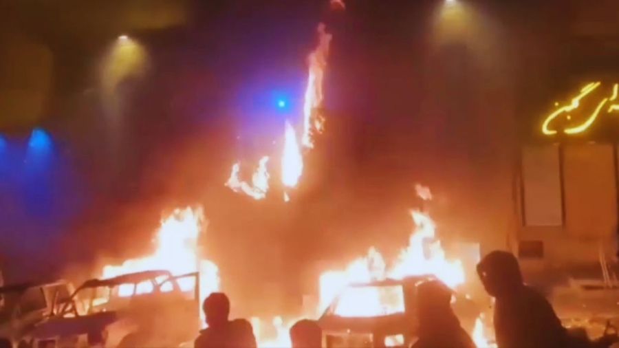 Стотици загинали при протестите в Иран, Тръмп заплашва с военна намеса