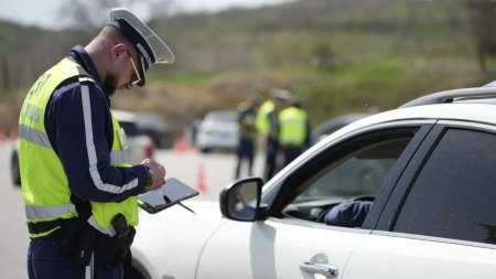 Шофьор не спря на полицейски сигнал, катастрофира и побягна