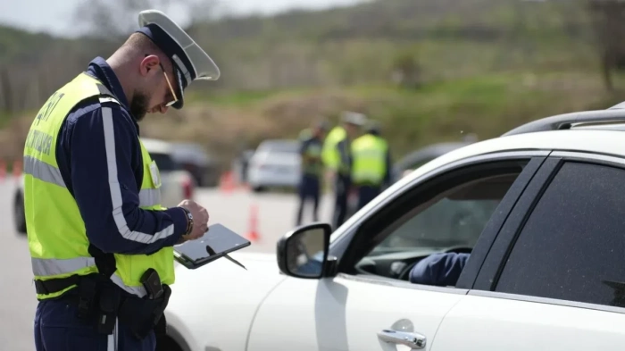 Шофьор не спря на полицейски сигнал, катастрофира и побягна