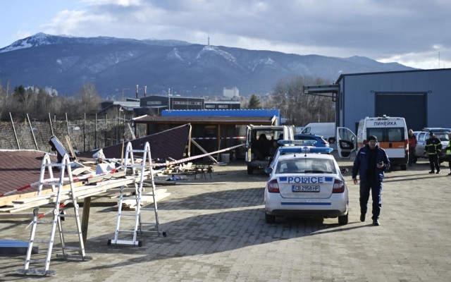 Навес се срути върху трима души в София, единият е починал