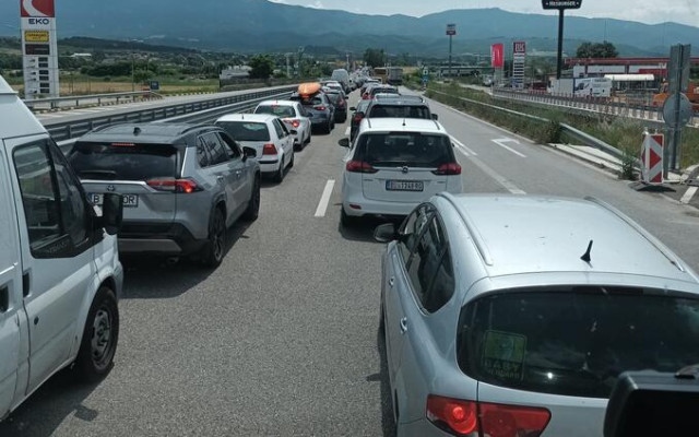 По-скъпи такси и трафик край Кресна не спират българите към Гърция