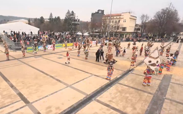 НА ЖИВО Първи ден на "Сурва“ в Перник: Празнични дефилета на шествията на сурвакари, кукери, бабугери, джамалари ВИДЕО