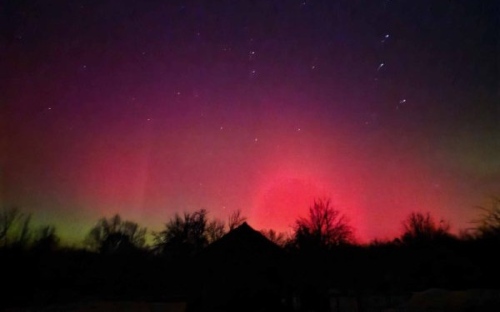 Мощна магнитна буря удари Земята, оцвети небето над България в пурпур