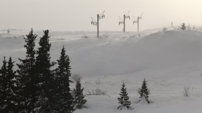 В планините е облачно и мъгливо, със снежна покривка около 15 см