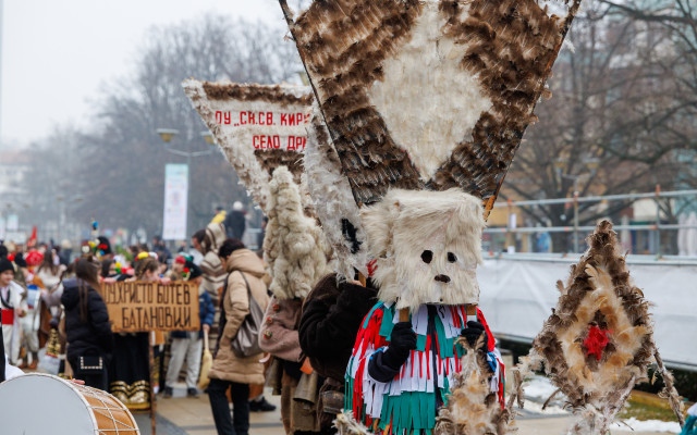 НА ЖИВО Продължава фестивалът "Сурва" в Перник