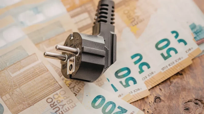 Стотици жалби заради двойни сметки за ток в Южна България