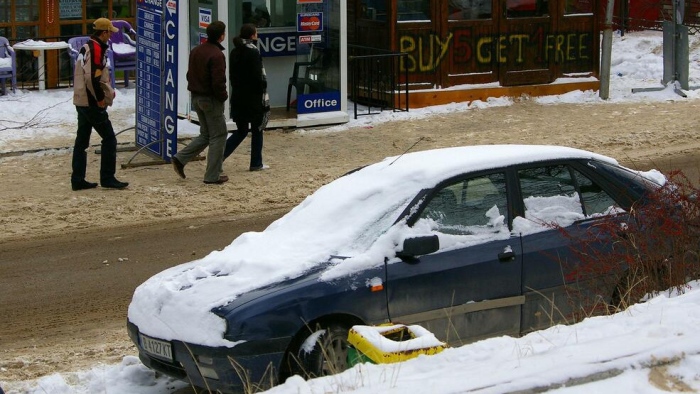 Обилен снеговалеж на Пампорово, има закъсали автомобили