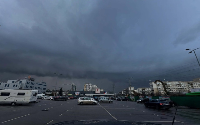 Гръмотевична буря  с дребна градушка удари София и околностите на 15 февруари