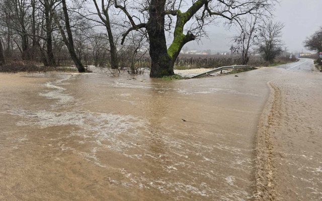 Петрич под вода: Обилни валежи повишиха нивата на реките СНИМКИ, ВИДЕО