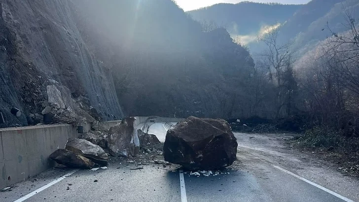 Свлачища затвориха пътища в Смолянско