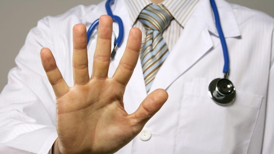 Глоба за уролог, след като млад мъж остана без един тестис след операция в Пловдив