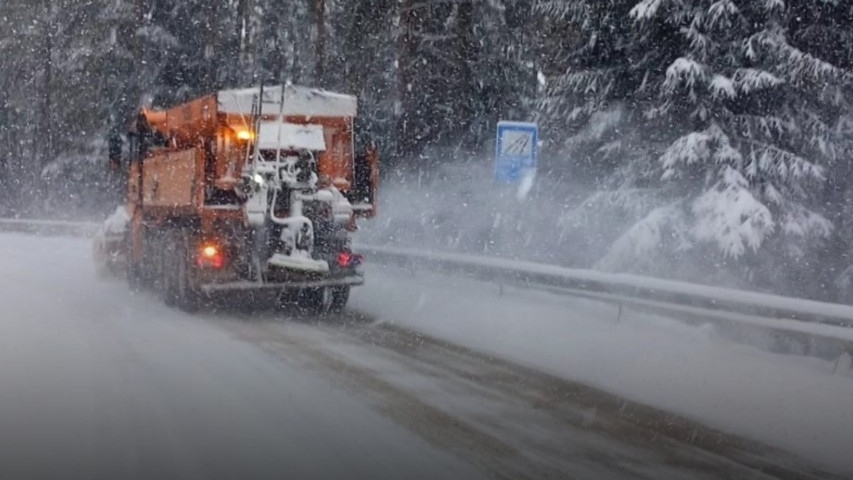 Къде по пътищата снегът и зимата създават проблеми