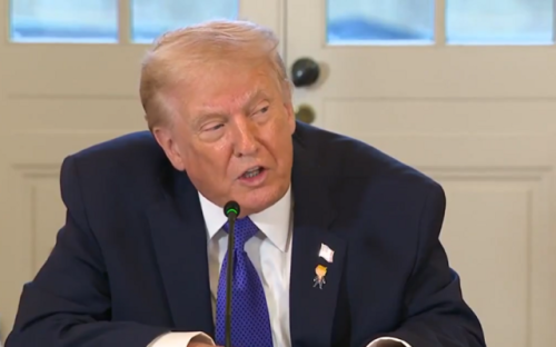 Тръмп: Страхотен болничен кораб е на път към Гренландия