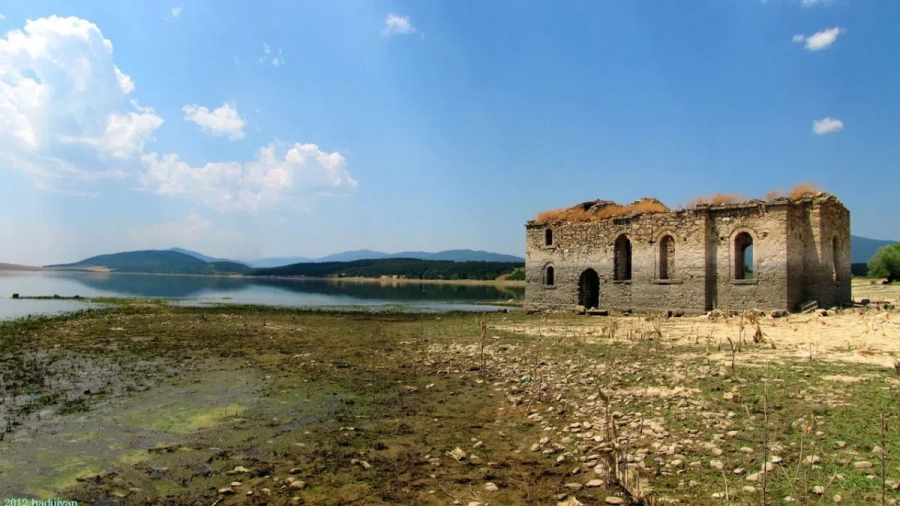 Водите на язовир „Жребчево“ отново достигнаха Потопената църква