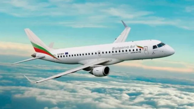 Самолетът с първите български туристи от Дубай ще кацне във Варна към 15:30 ч.