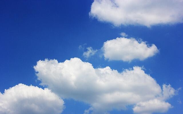 Топъл и слънчев понеделник, между 10°С и 15°С